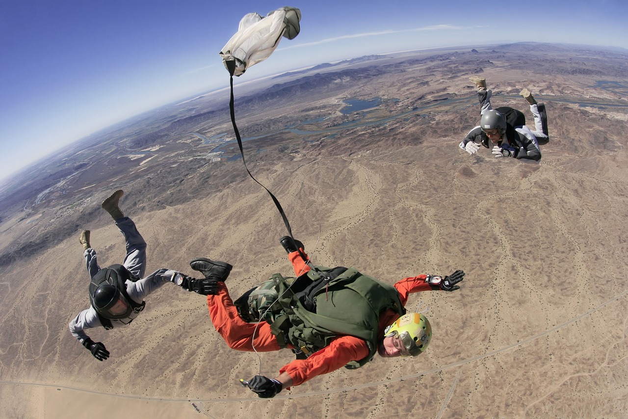 Skoki ze spadochronem dla początkujących: Jak zdobyć licencję i rozwijać umiejętności