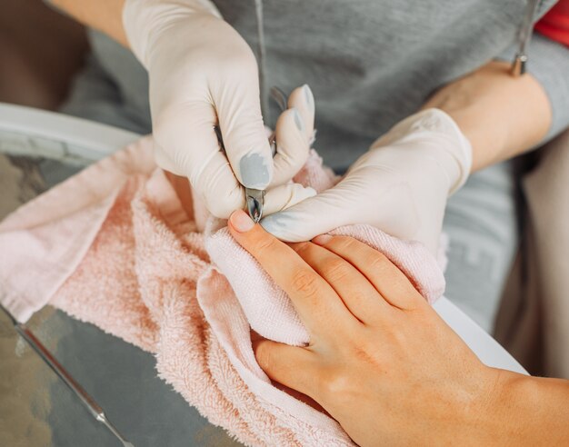 Jak skutecznie zadbać o estetykę stóp przy pomocy pedicure hybrydowego?