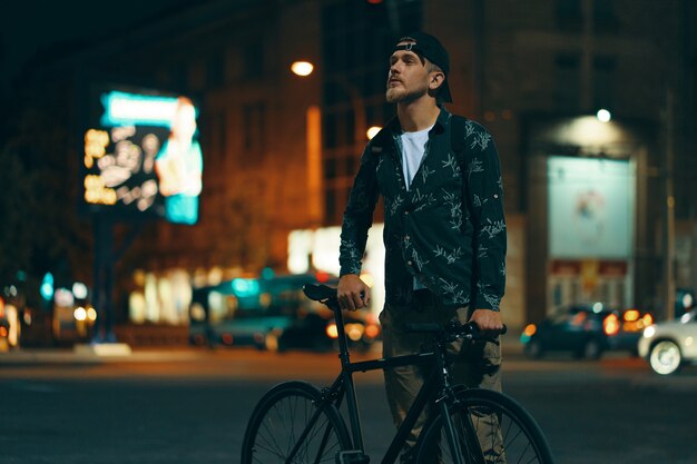 Jak zwiększyć widoczność i bezpieczeństwo podczas jazdy rowerem po zmroku?