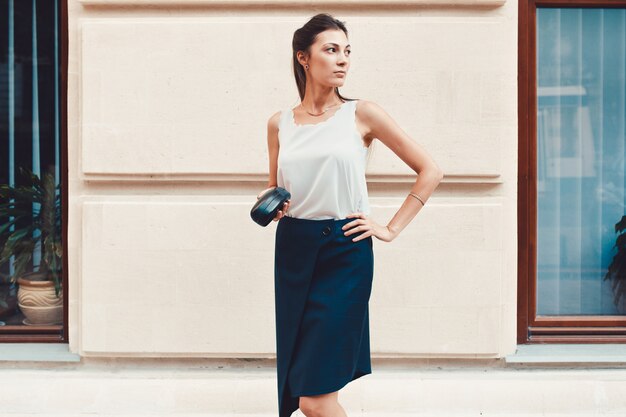 Jak wybrać idealną sukienkę do pracy, która łączy styl z wygodą?