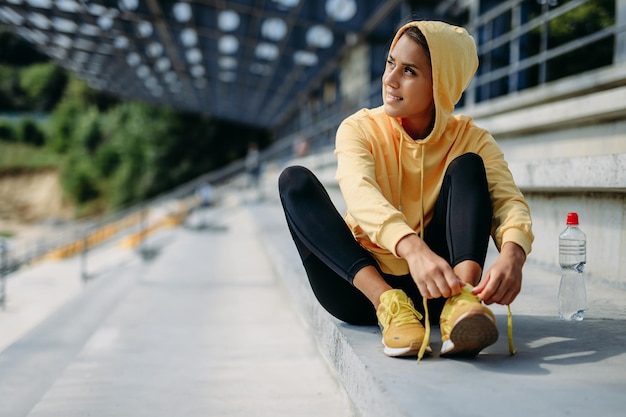 Wybór idealnej bluzy treningowej: na co zwrócić uwagę przy zakupie odzieży sportowej?